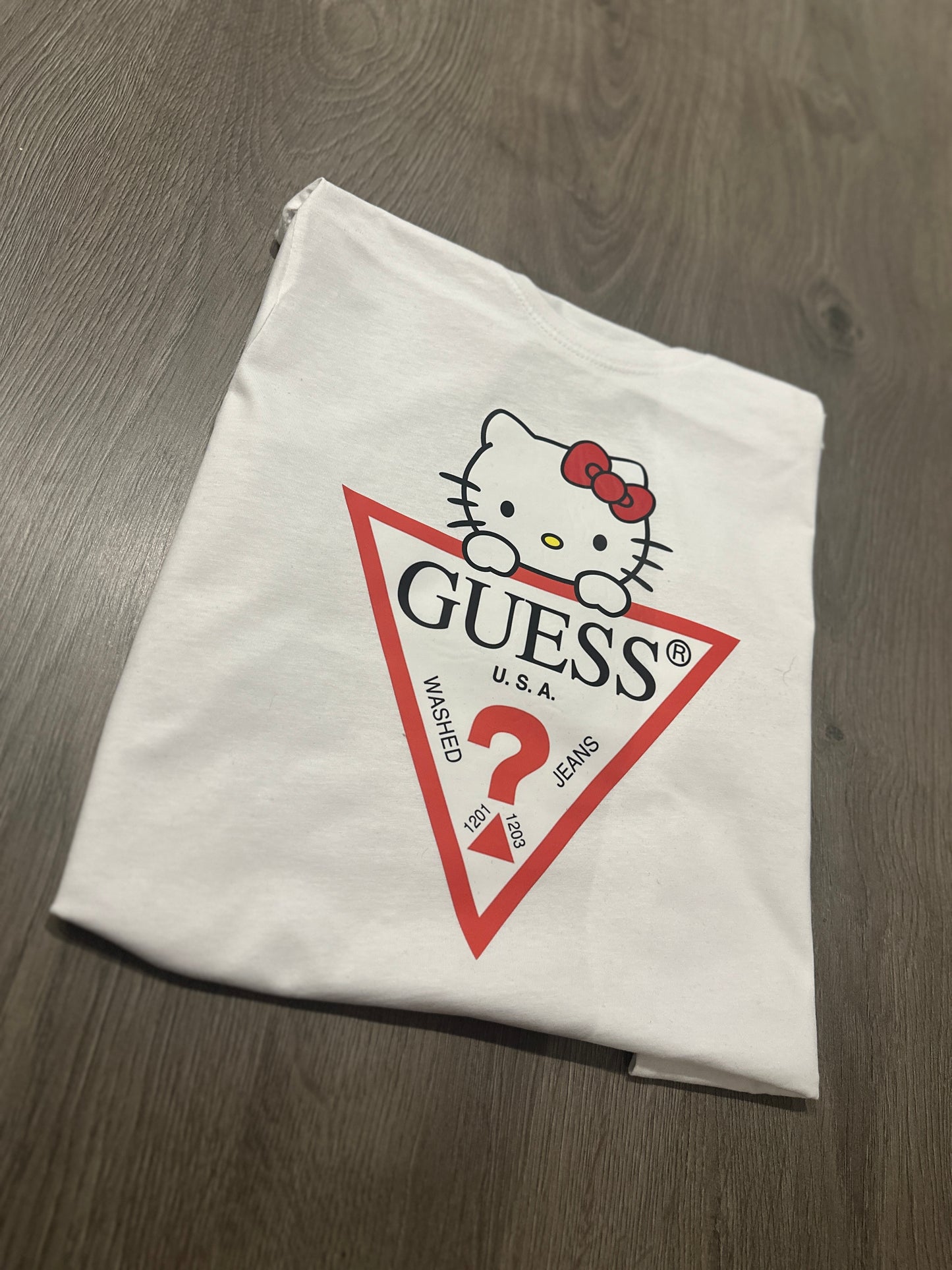 CAMISETA GUESS HELLO KITTY