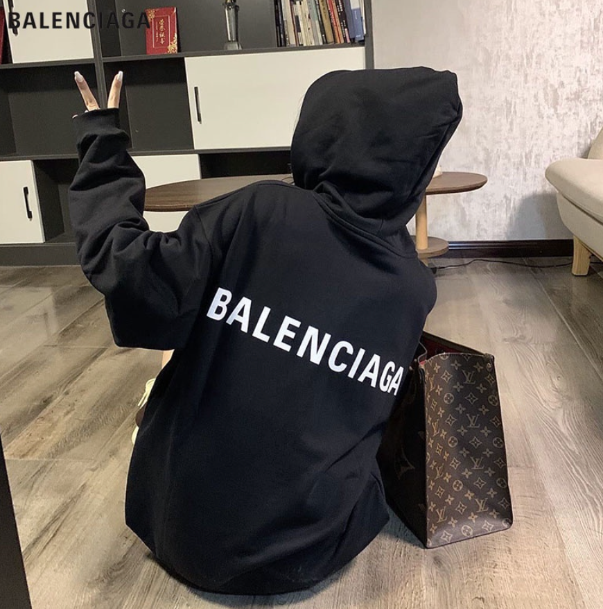 SUDADERA CON CAPUCHA BALENCIAGA 4